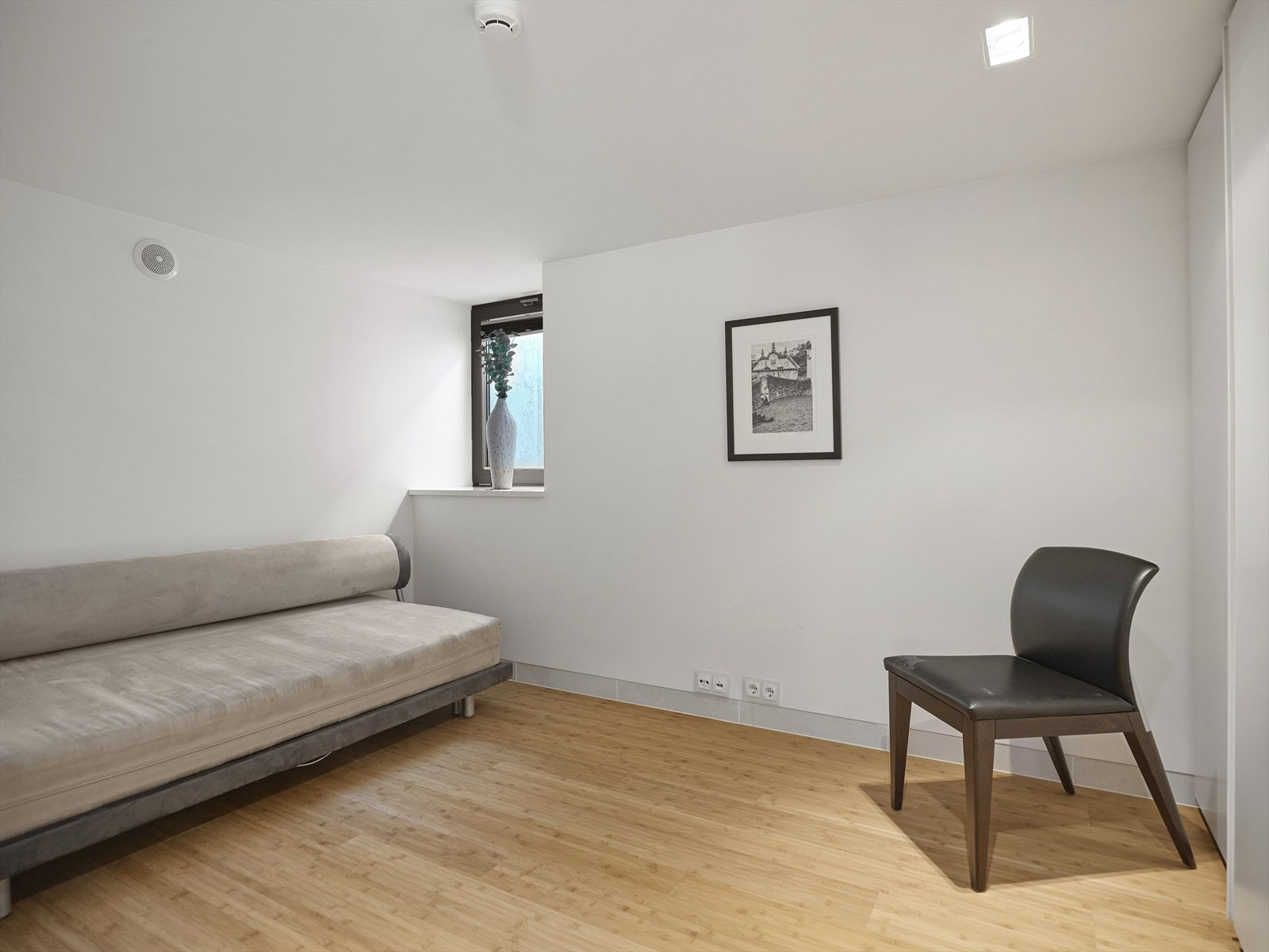 Gjesterom i kjeller med plass til seng og garderobe. Galleribilde