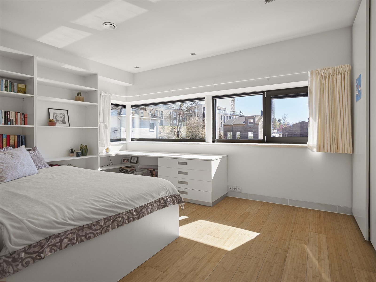Soverom med plassbygget seng, garderobe, skrivebord og bokhyller. Galleribilde