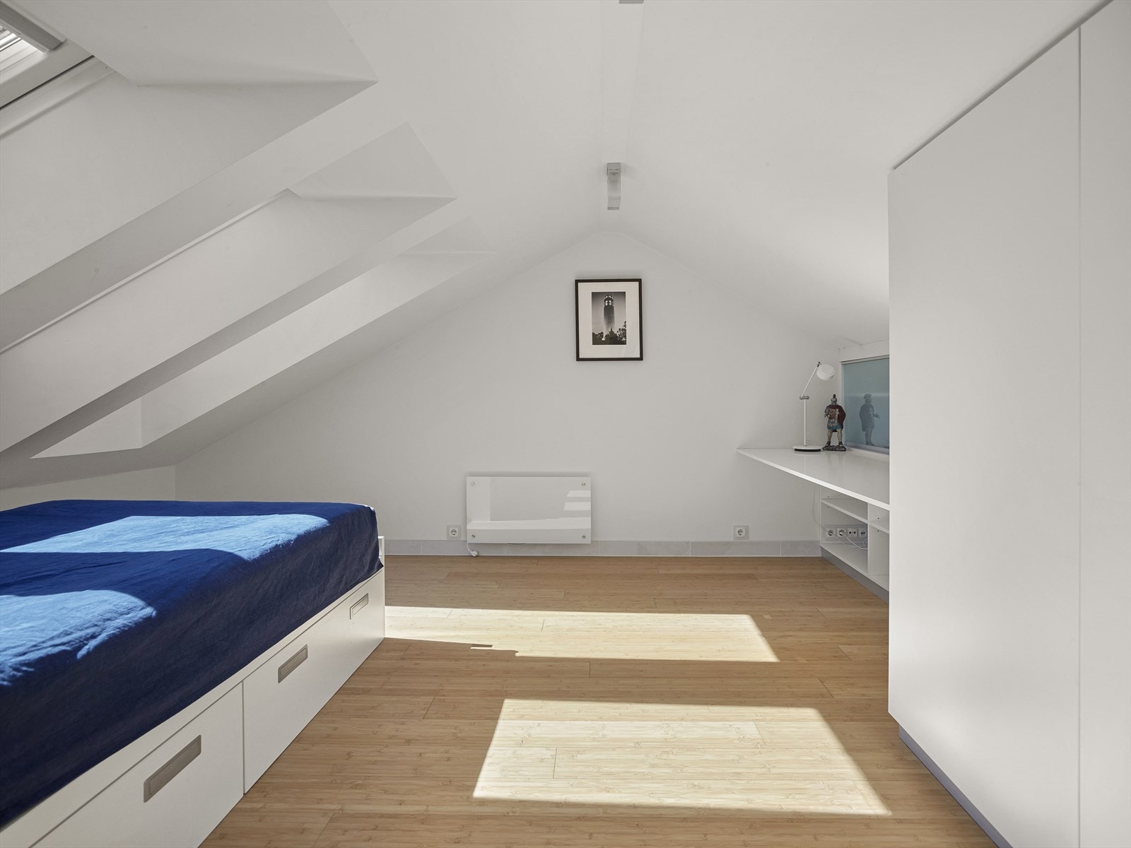 Soverom på loft med plass til seng, skrivebord og garderobe. Galleribilde
