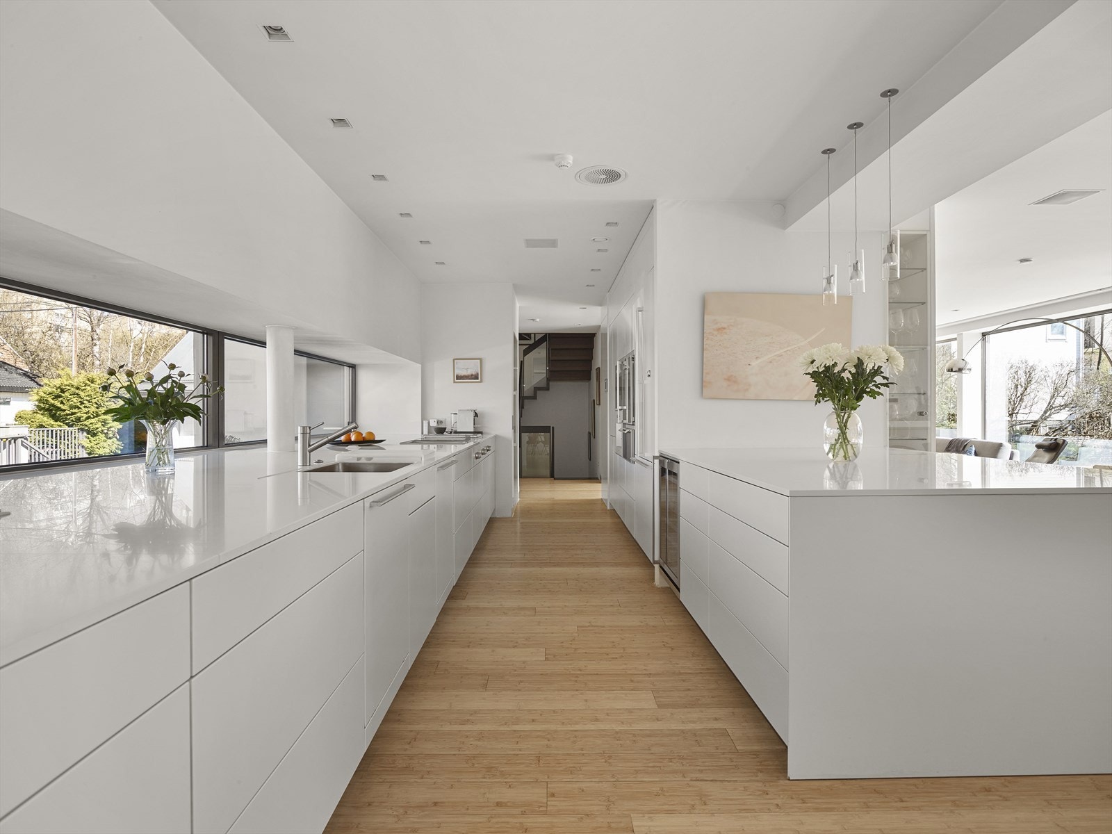 Alle hvitevarer fra Gaggenau. Det store kjøkkenet har godt med benk- og skapplass. Galleribilde