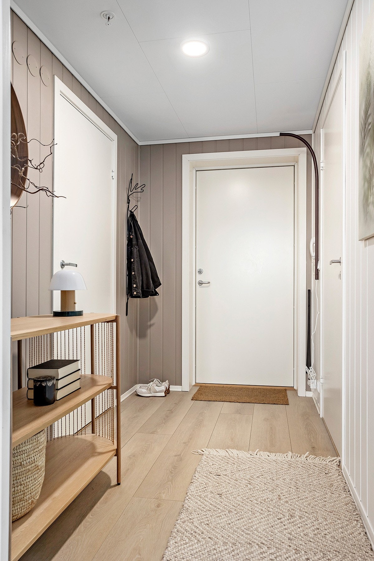 Mulighet for oppheng av yttertøy i gangen. Galleribilde