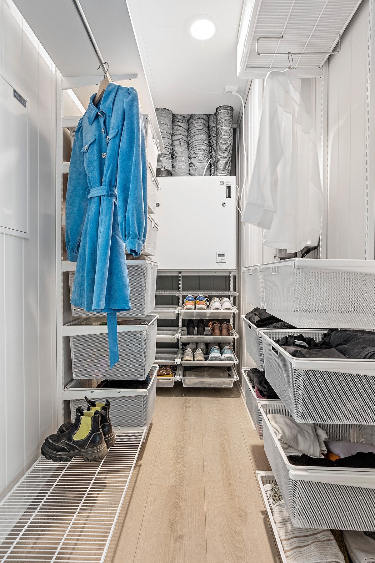 Praktisk bod i leiligheten som benyttes som garderobe. Galleribilde