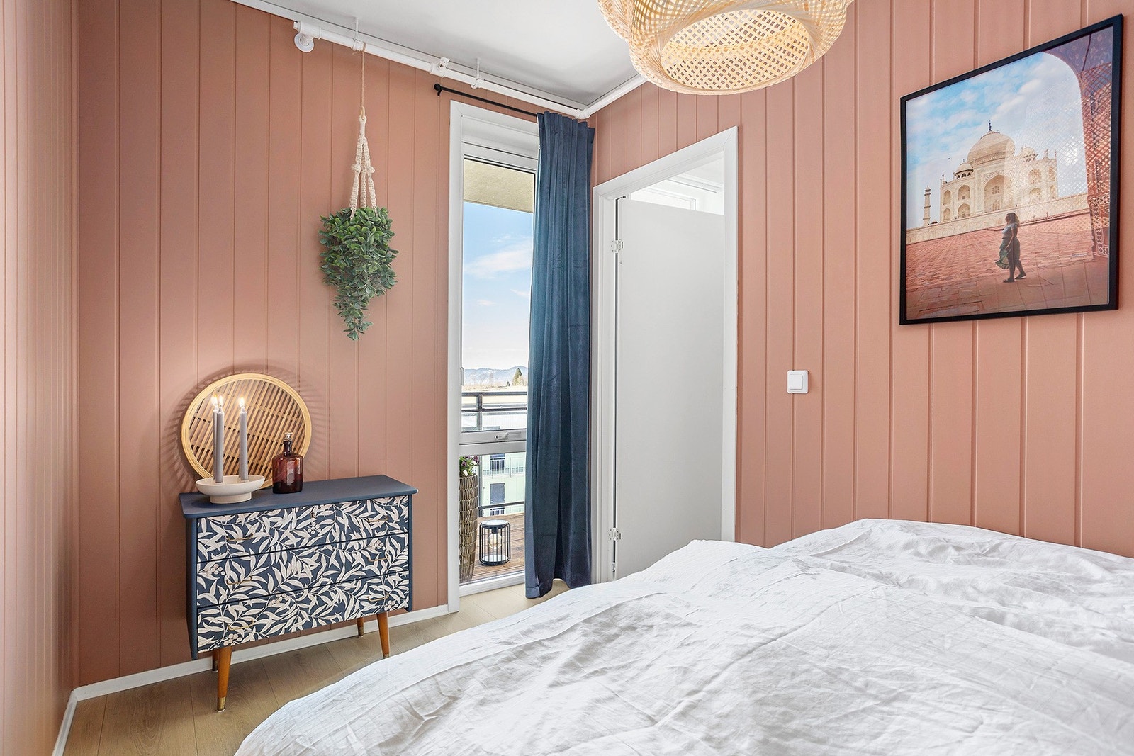 Her har du god plass til både dobbeltseng og garderobeskap. Galleribilde