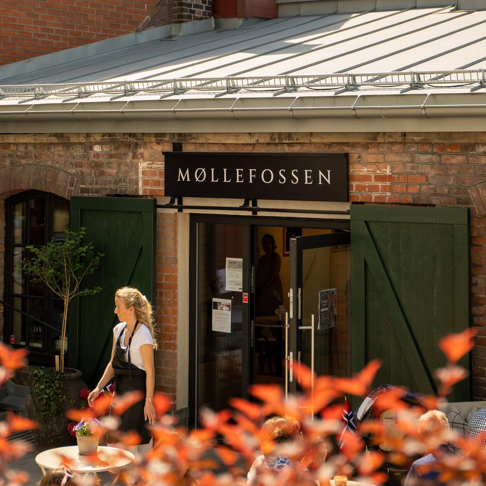 Møllefossen café ligger rett ved og er en lokal perle som serverer nydelig kaffe, frokost, bakst, lunsj m.m. Galleribilde
