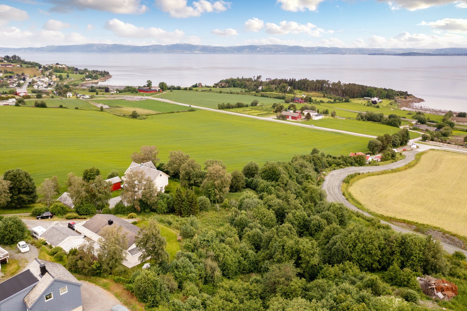 Strålende utsikt mot fjorden og meget gode solforhold Galleribilde