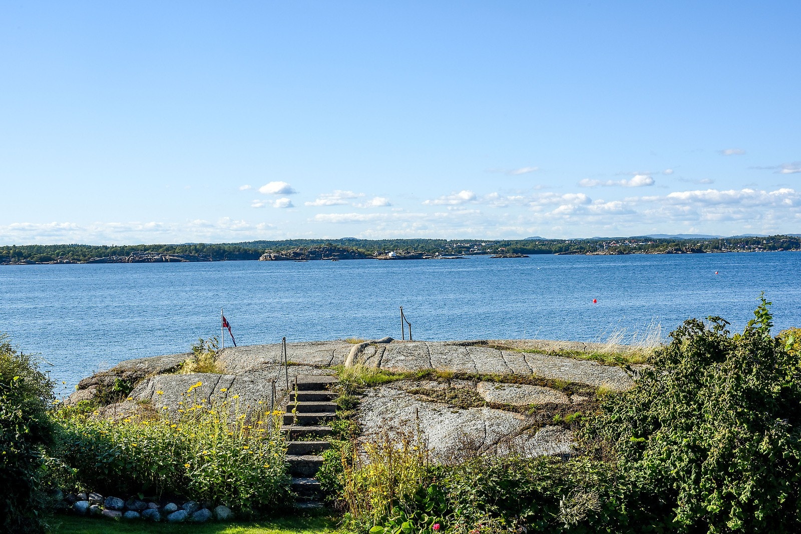 Like bortenfor eiendommen ligger Vøra badestrand som er en av Sandefjords mest populære sandtrand. Galleribilde