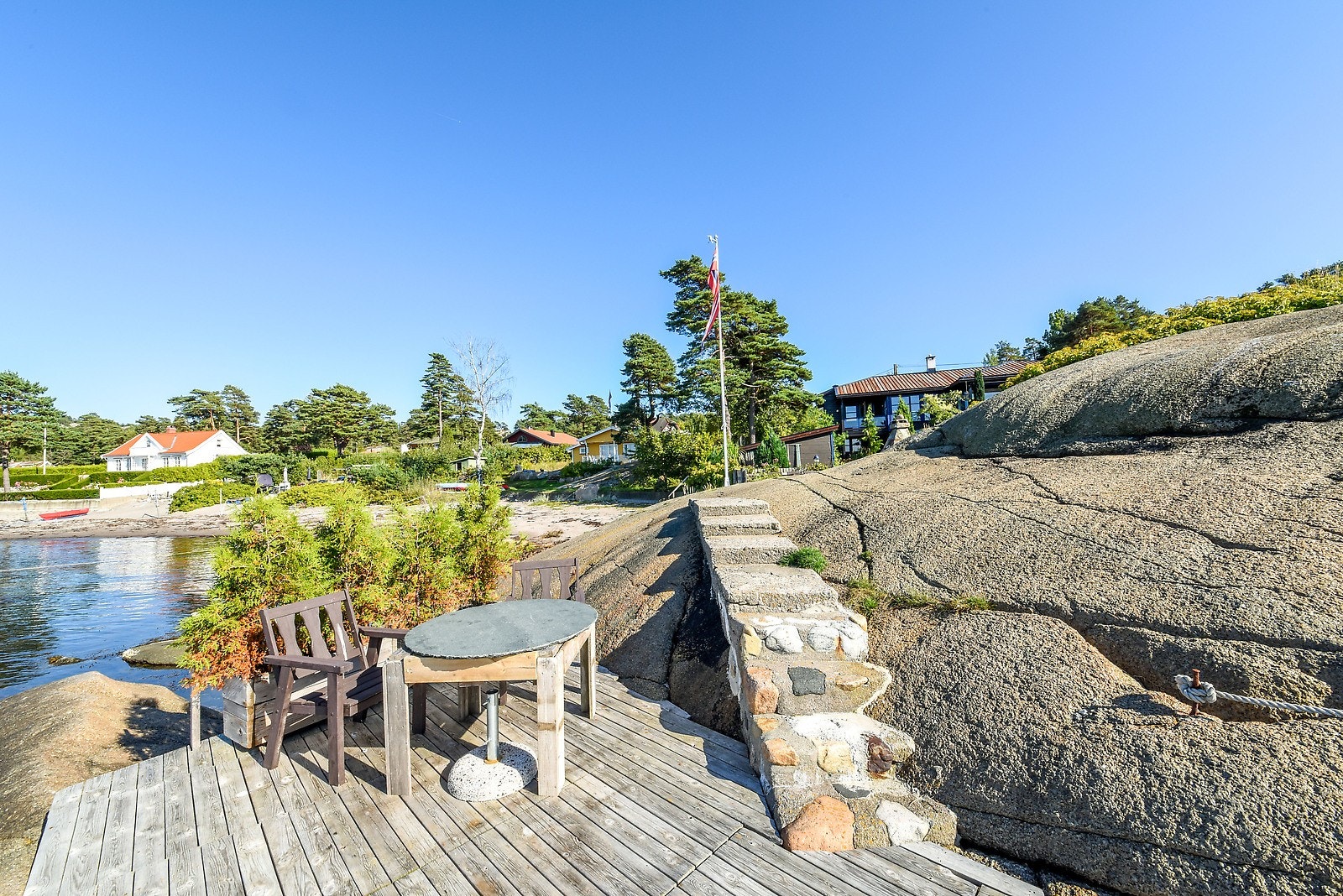 På svaberget er det støpte trapper som sikrer trygg adkomst til terrasse og brygge. Galleribilde