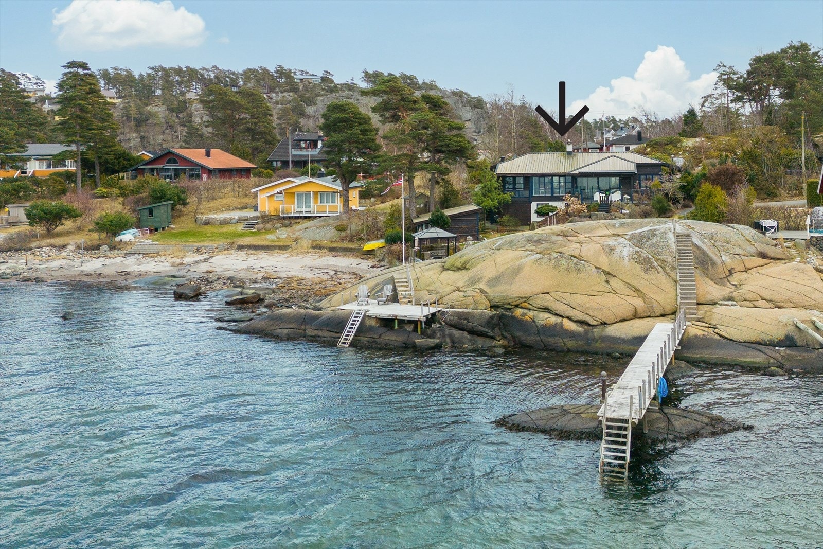 Velkommen til Søndre Vøra 19 - en stor, flott fritidseiendom på over 1,7 mål med strandlinje. Galleribilde