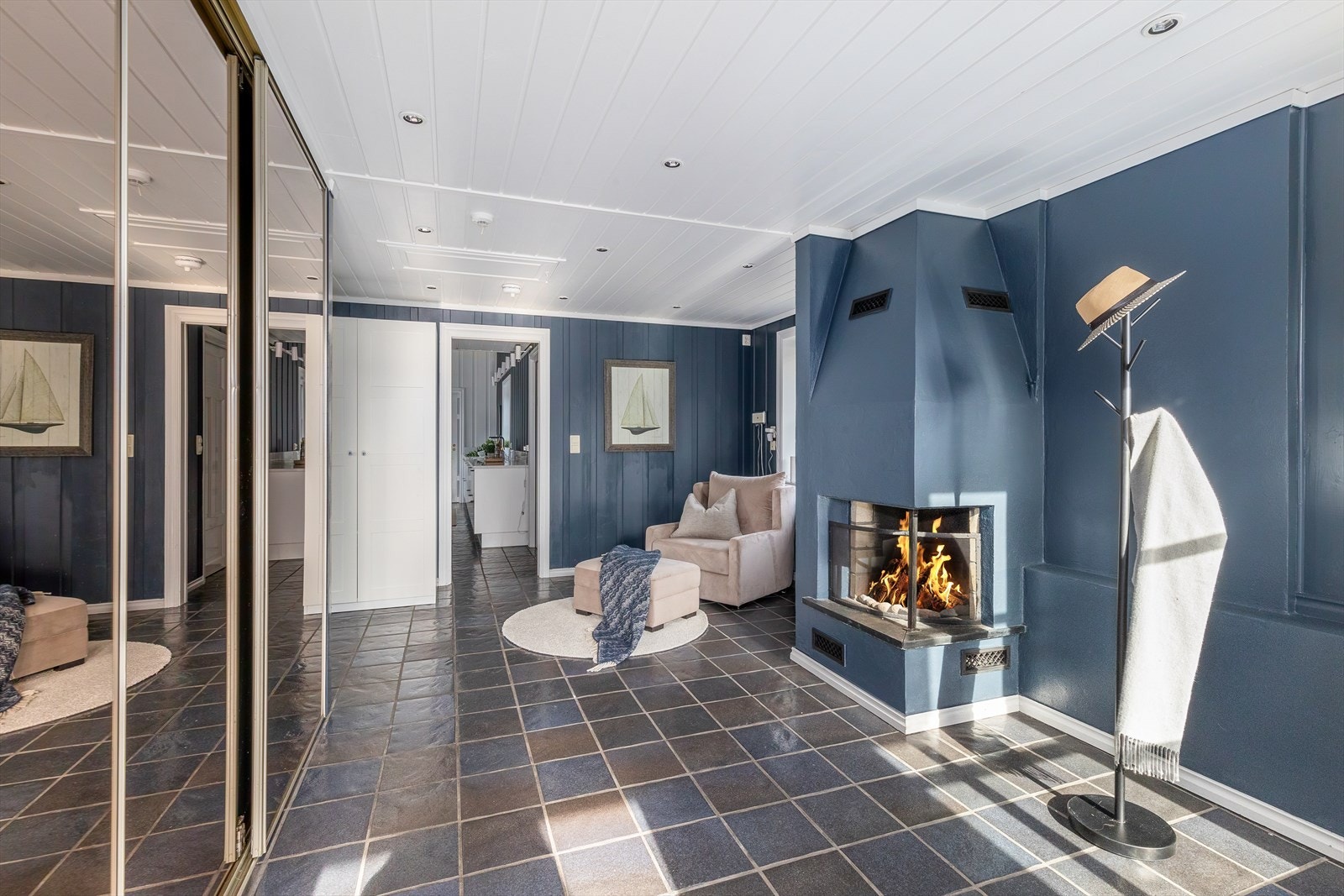 Hallen gir en hyggelig velkomst med sin gode størrelse og store peis. Galleribilde