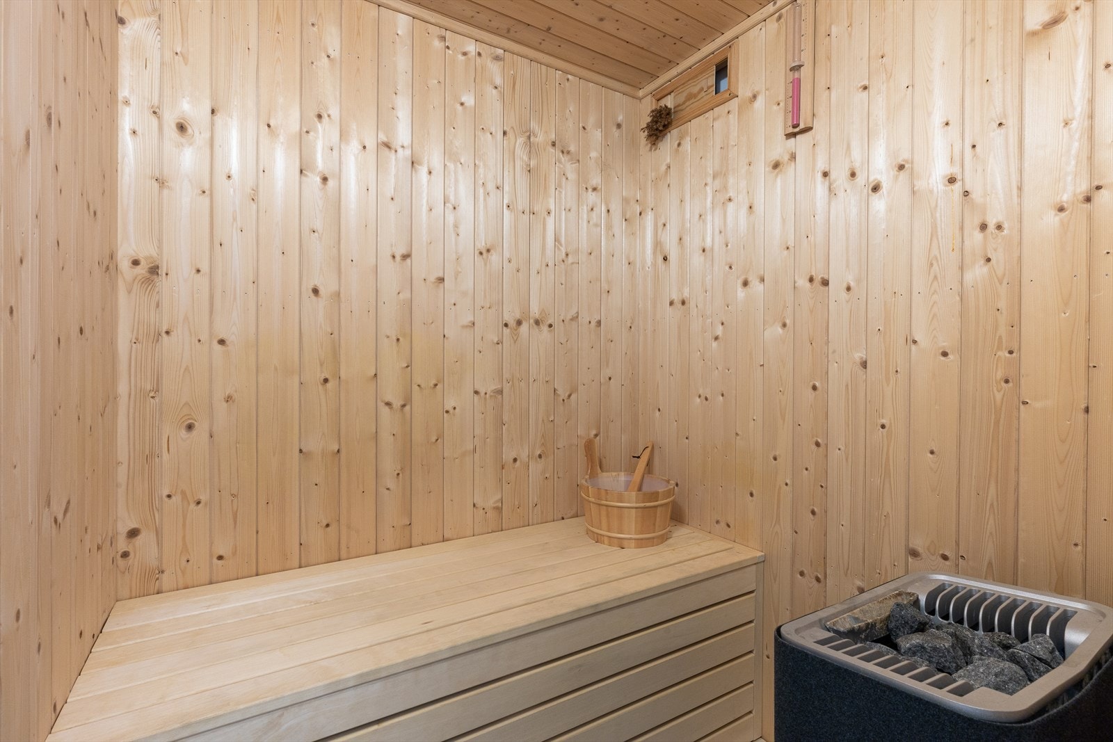 Badstuen var ny i 2013 og har elektrisk badstuovn. Galleribilde