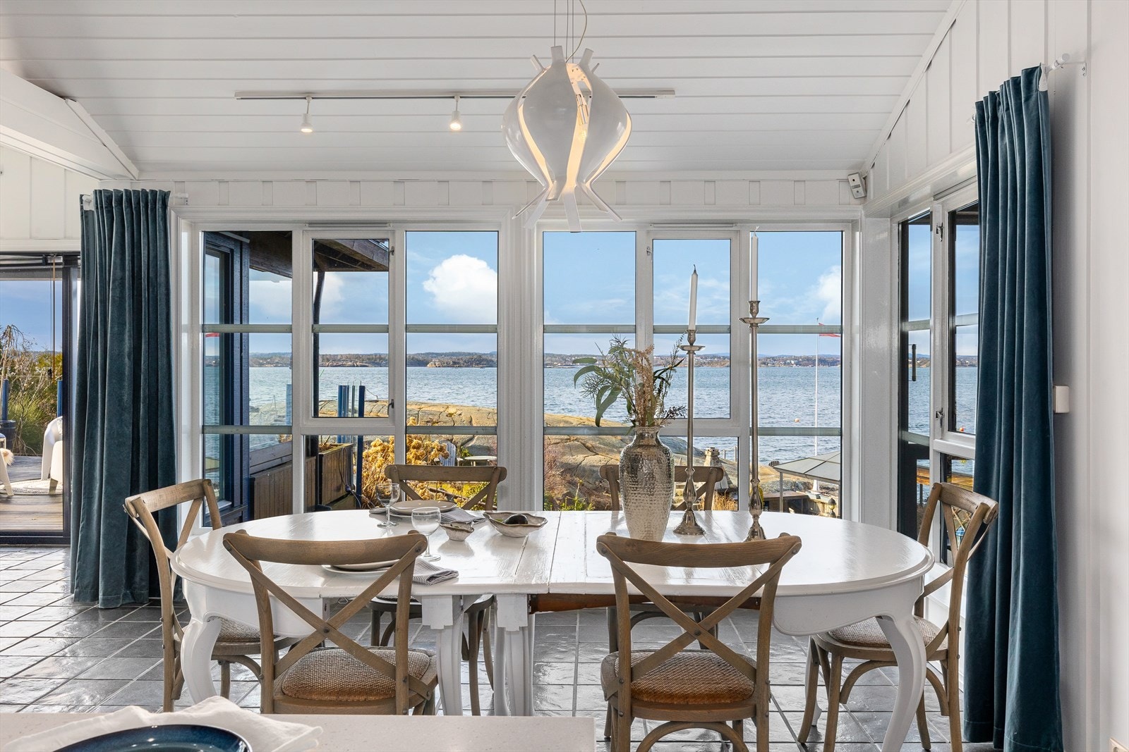 Den åpne romløsningen gjør det ekstra sosialt. Hytta har likevel plass nok til at man kan trekke seg tilbake. Galleribilde