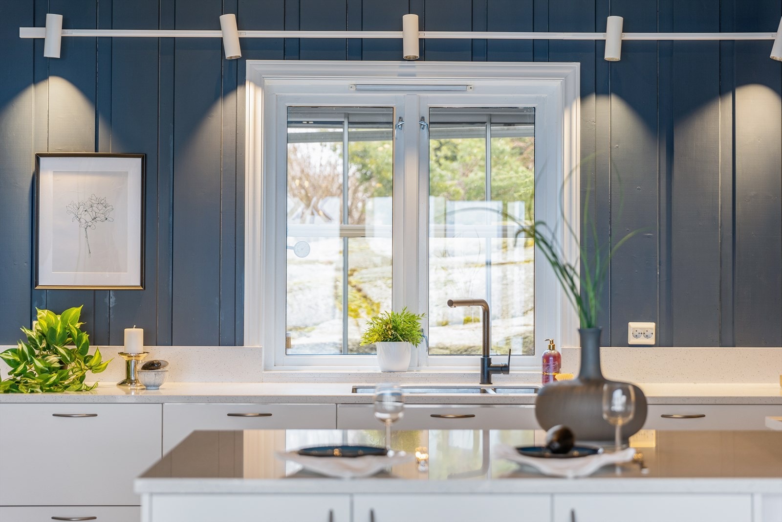 Kjøkkenet har høy standard og vindu ut mot en overbygd utestue mot øst. Galleribilde