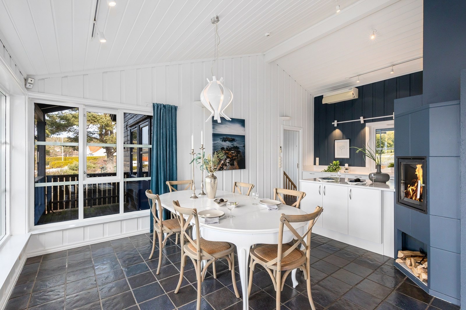 I spisestuen/kjøkkenet er det peis med innsats i benkehøyde. Galleribilde