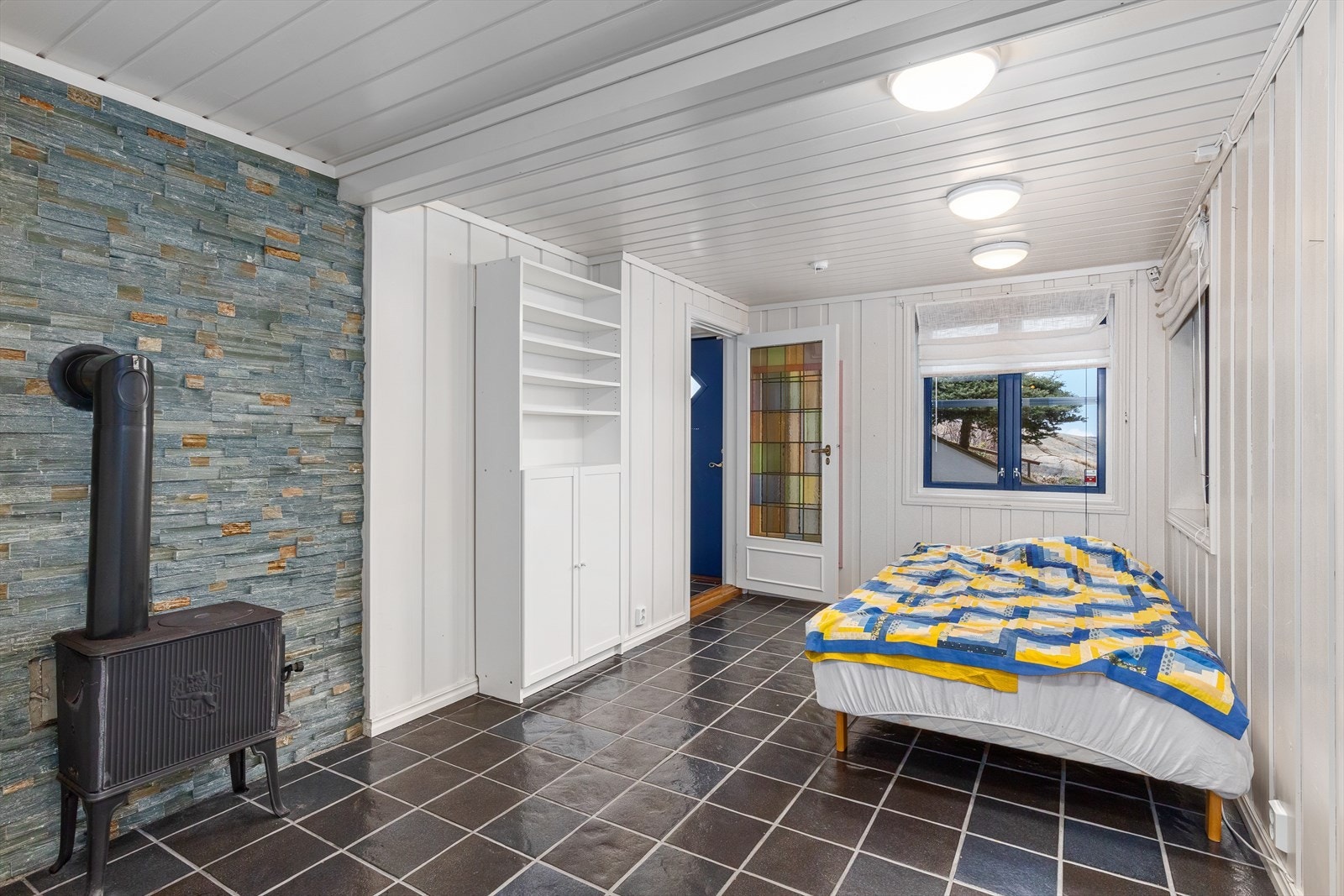 I underetasjen er det kjellerstue med vedovn. Kjellerstuen er også egnet som soverom. Galleribilde