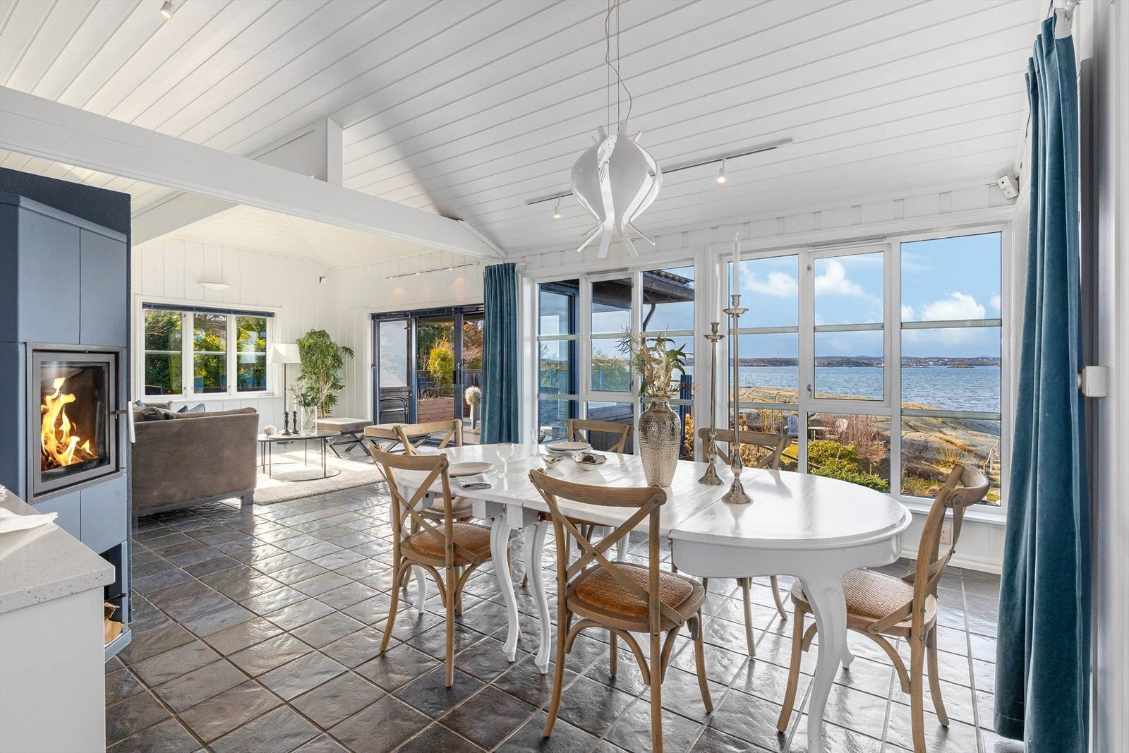 Takhøyden er god og flere steder er det montert skinner med spotter. Galleribilde