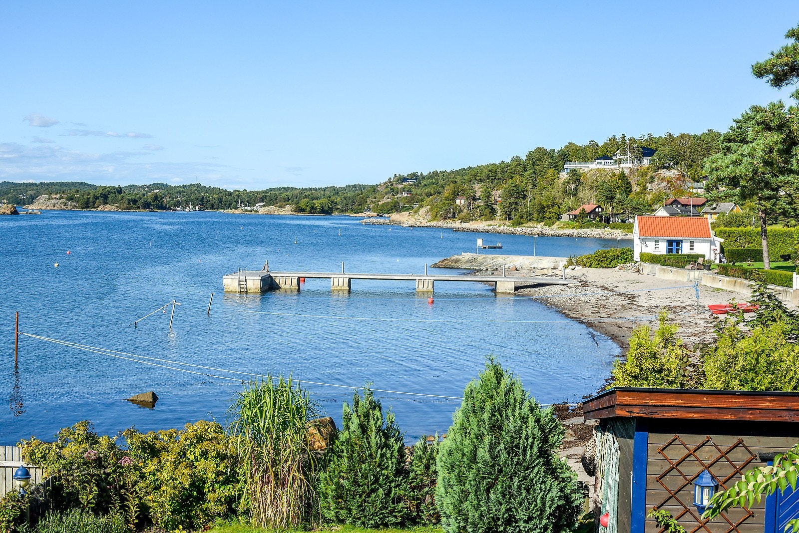 Kyststien går forbi og Vesterøya byr på spennende, kupert landskap. Galleribilde