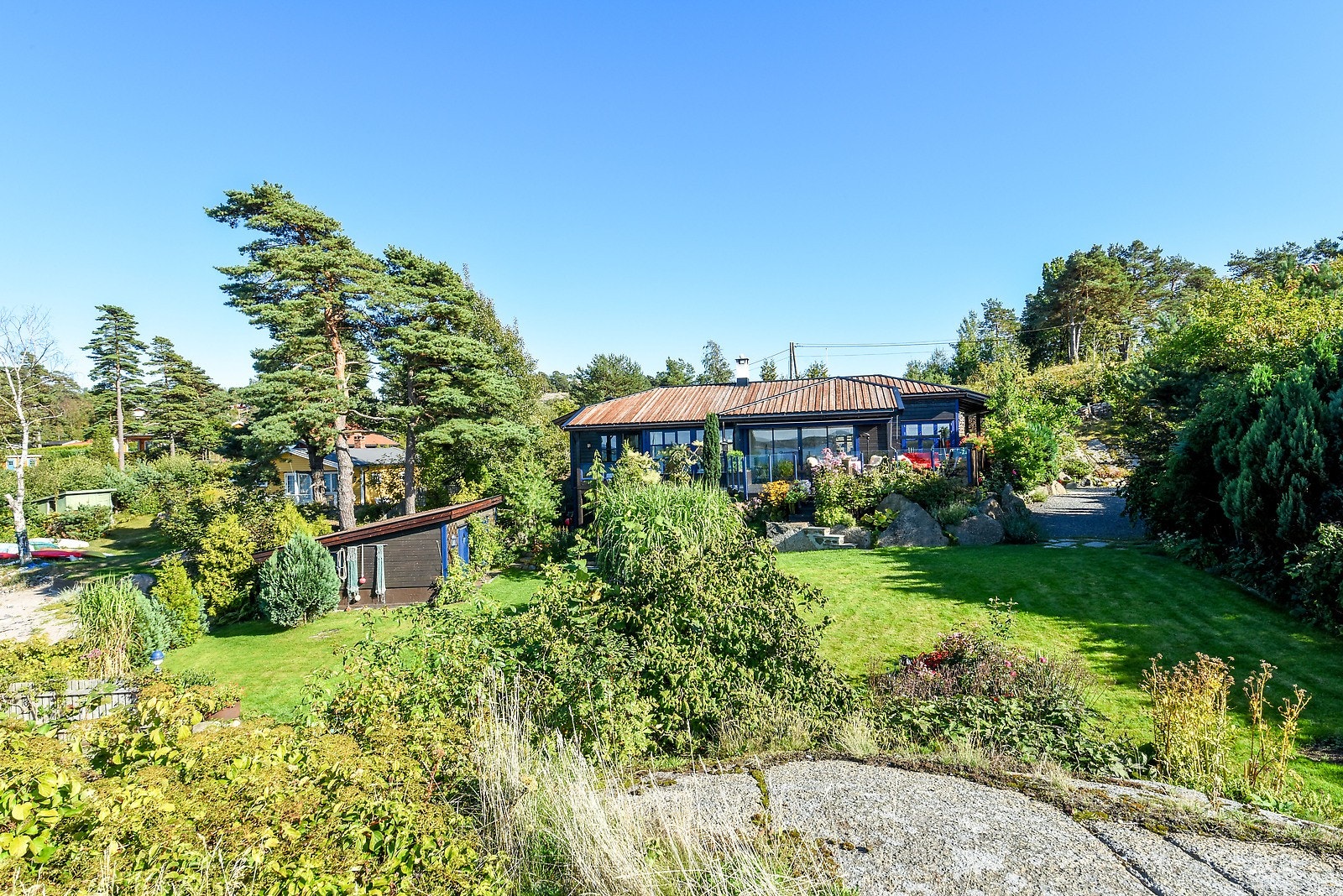 I tillegg til en stor hytte er det oppført utebod på ca. 20 kvm. Galleribilde