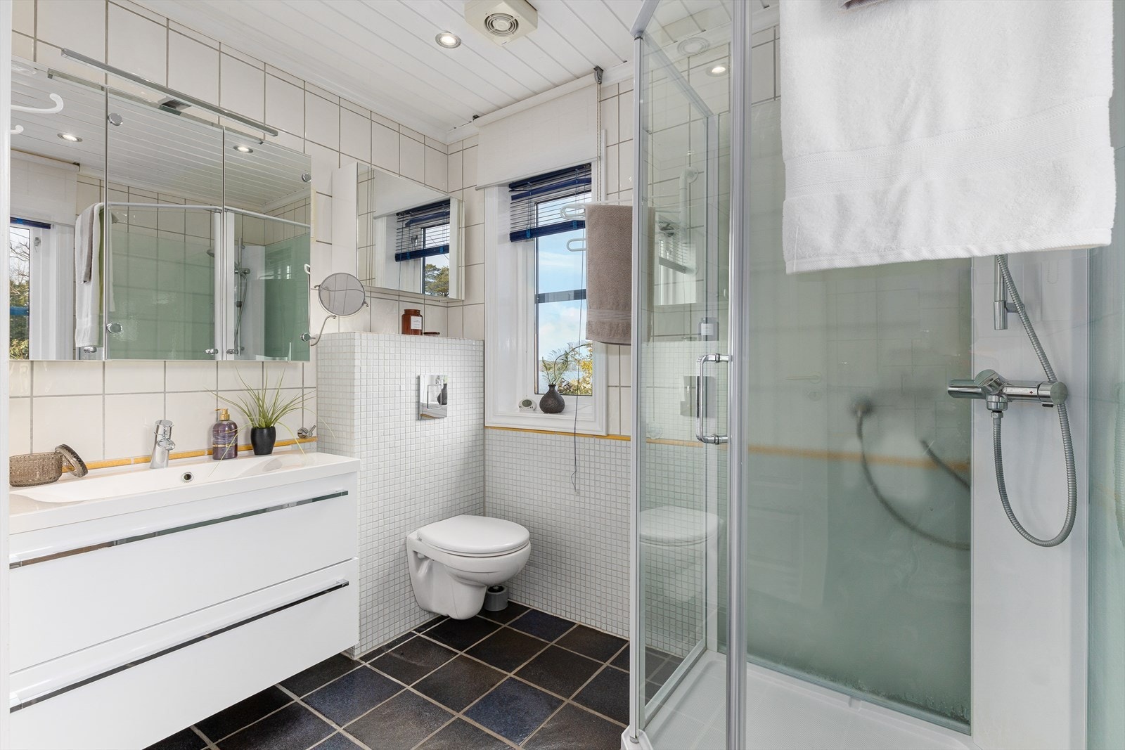 Dette badet ble modernisert med fliser på gulv og deler av veggene i 2009. Badet ligger i første etasje. Galleribilde