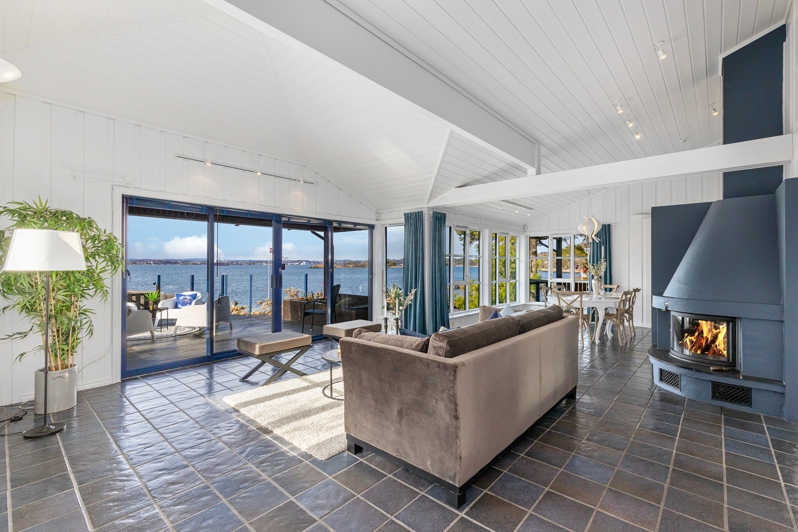 Gulv i hall, stue og kjøkken har samme type fliser og alle overflater er nylig malt. Galleribilde