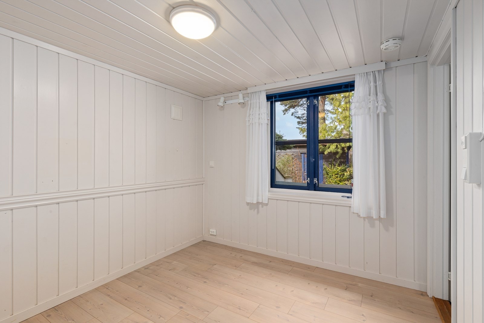 Underetasjen har utvendig adkomst fra hagen. Dette rommet ligger i tilknytning til gang med bad. Galleribilde