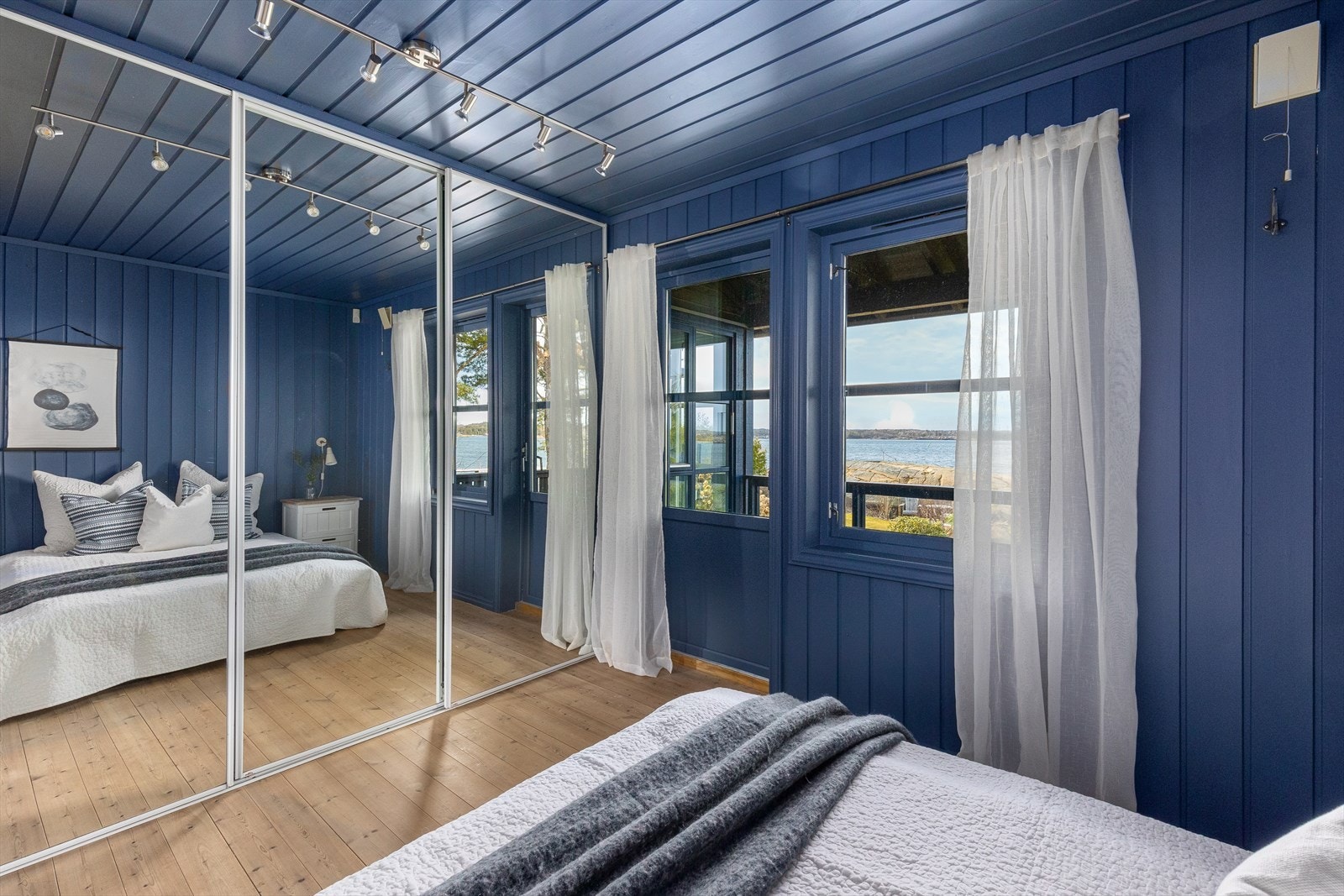 Hovedsoverommet ligger i første etasje og har utgang til en overbygd balkong med sjøutsikt. Galleribilde