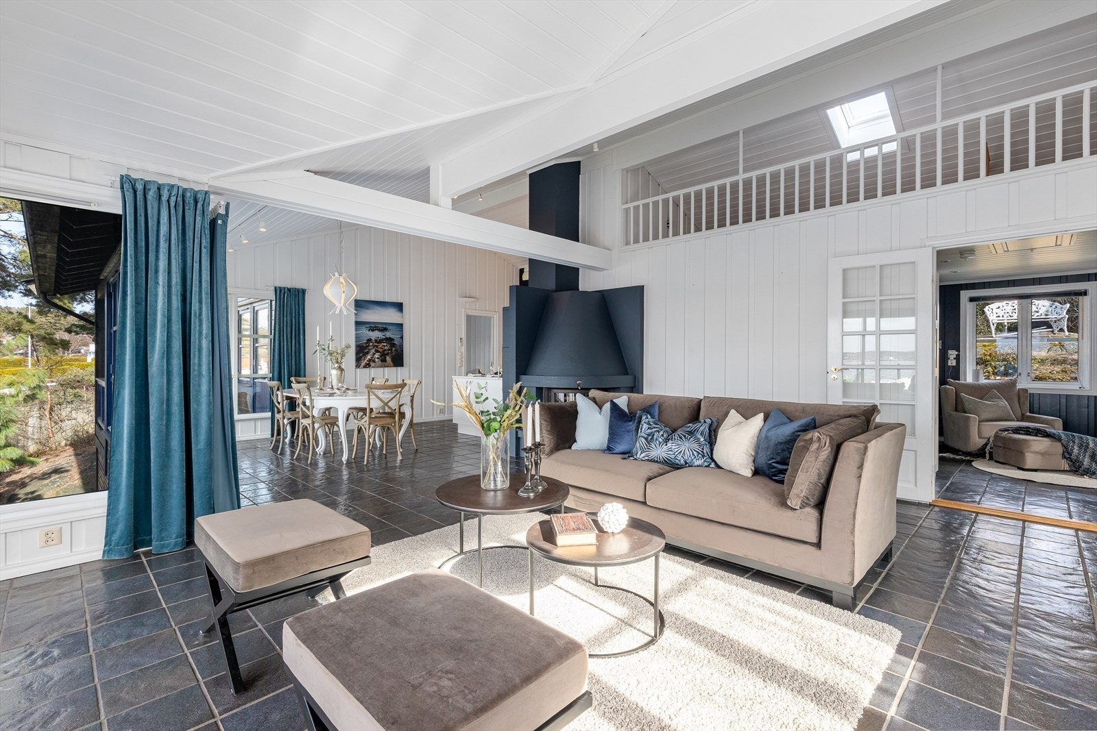 Stuen har peis med innsats og åpen løsning inn til spisestuen og deler av kjøkkenet. Galleribilde