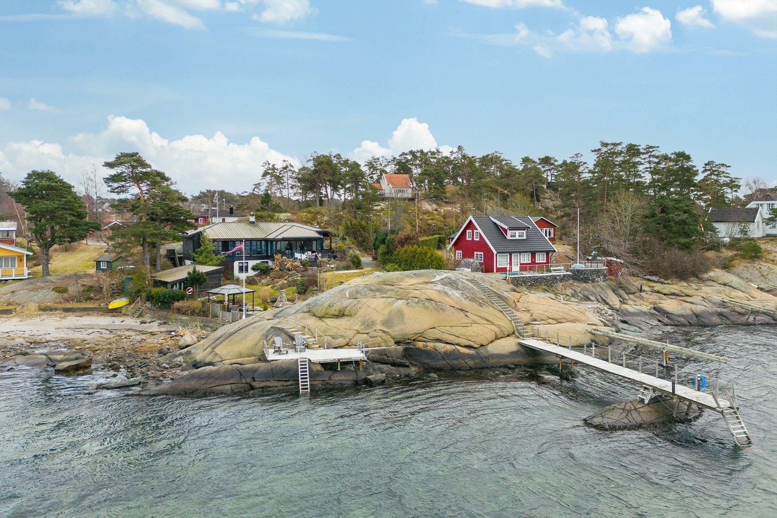Egen brygge gir mulighet til å fortøye båt. I tillegg er det egen badebrygge med trappestige til sjøen. Galleribilde