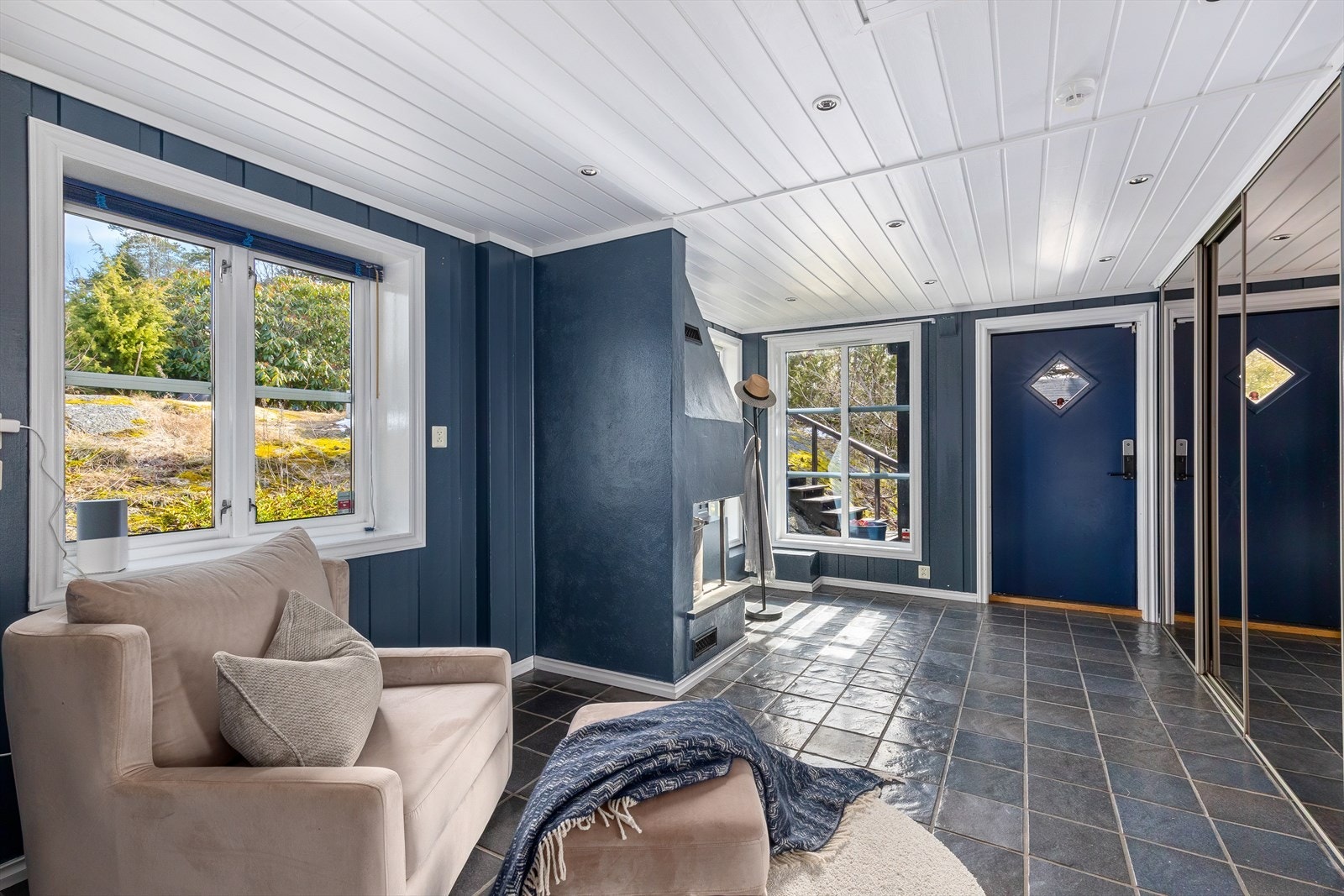 Dagslys suppleres av downlights i himling. I en bred skyvedørsgarderobe er det god plass til jakker og sko med mer. Galleribilde