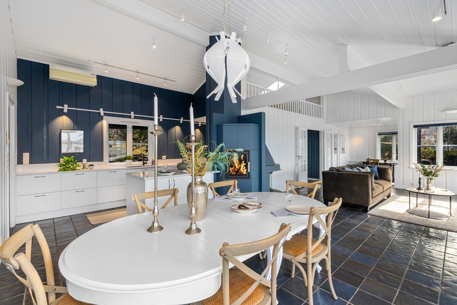 Det er god plass til å samle mange rundt spisebordet, til måltider, eller spillekvelder etter en lang dag ute i solen. Galleribilde