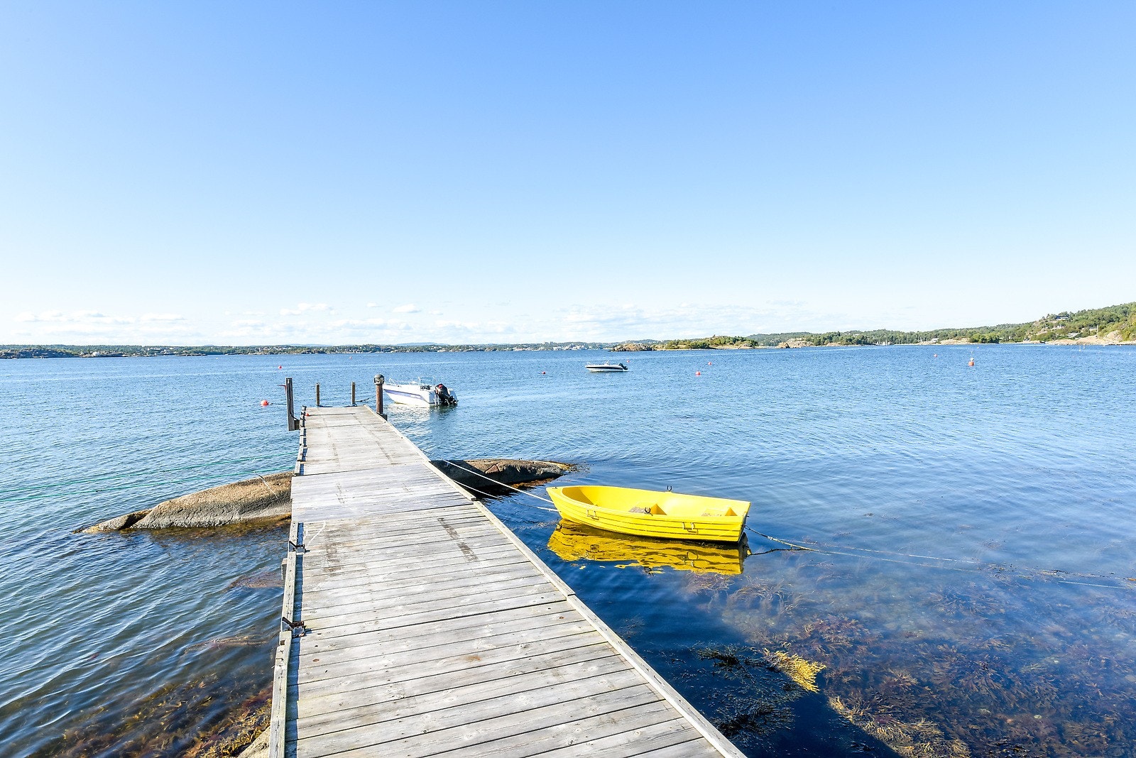 Egen brygge inviterer til båtliv, bading og krabbefiske - sommeridyll på sitt beste! Galleribilde