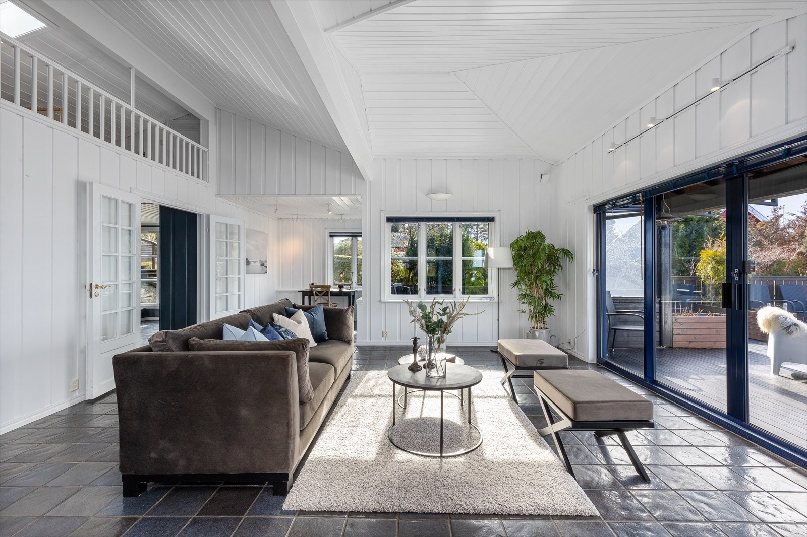 Stuen har god takhøyde og galleri mot hems med takvindu. Galleribilde