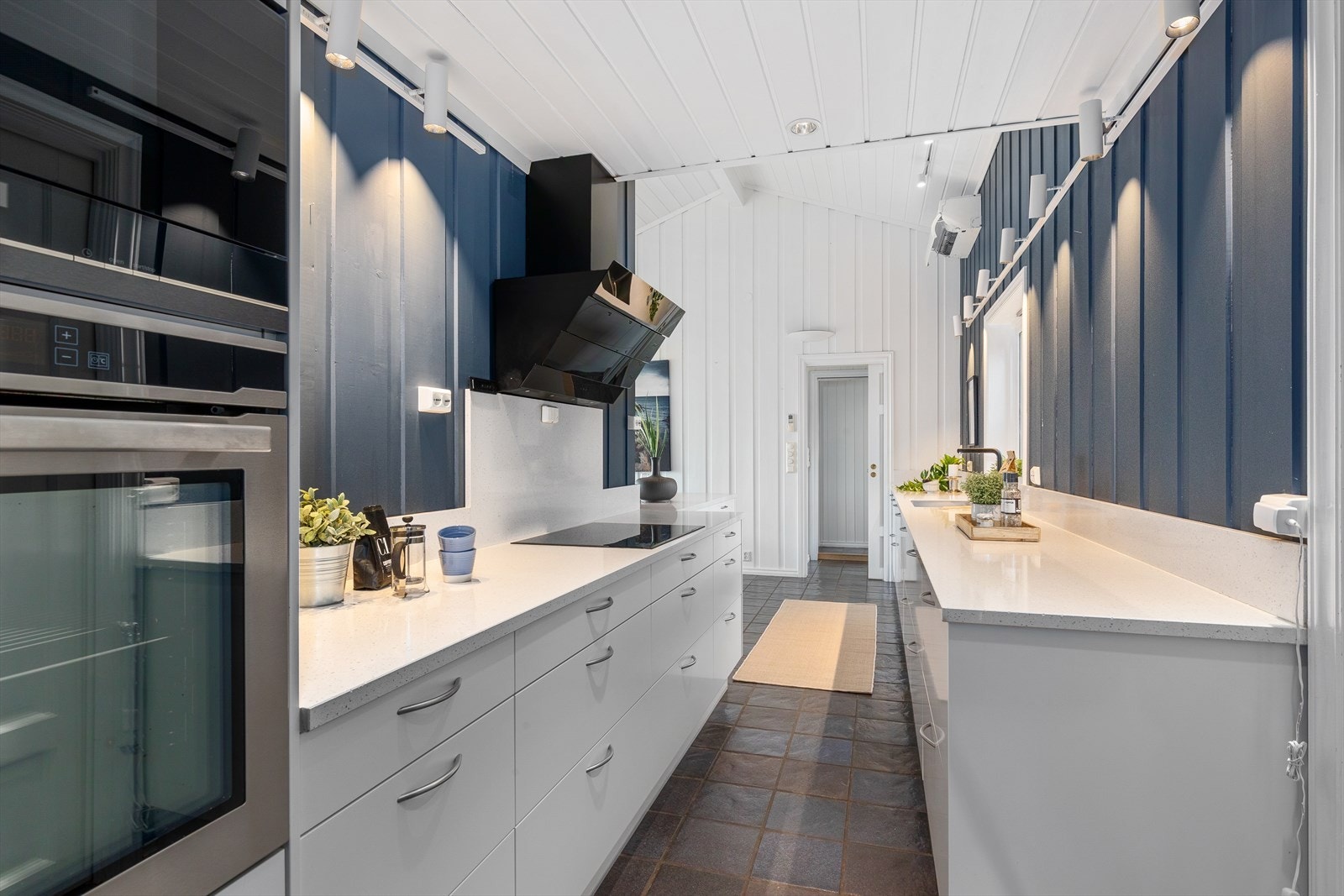 Hvitevarene er integrert og består av induksjonstopp, stekeovn, mikro og oppvaskmaskin. Galleribilde