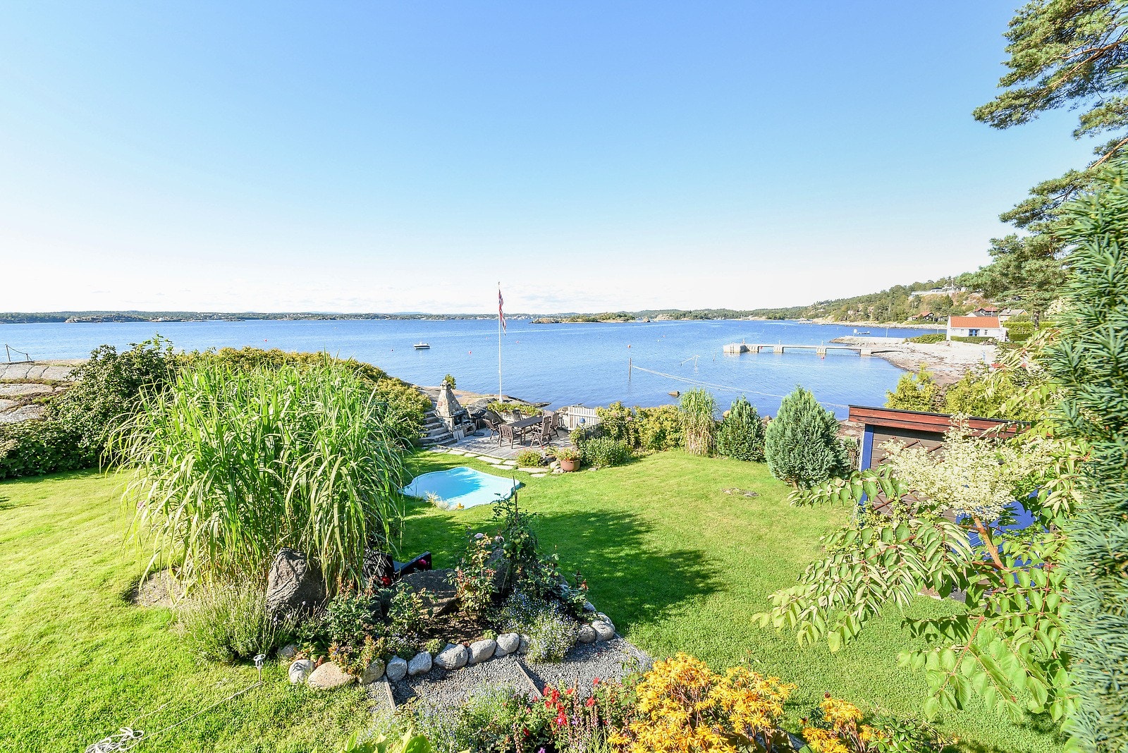 Fra terrassen er det utsikt over den flotte hagen og fjorden. Galleribilde