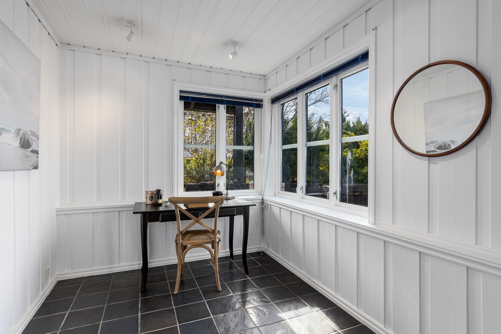 I stuen er det en egen avdeling med hjørnevinduer, et utmerket sted for hjemmekontor. Galleribilde