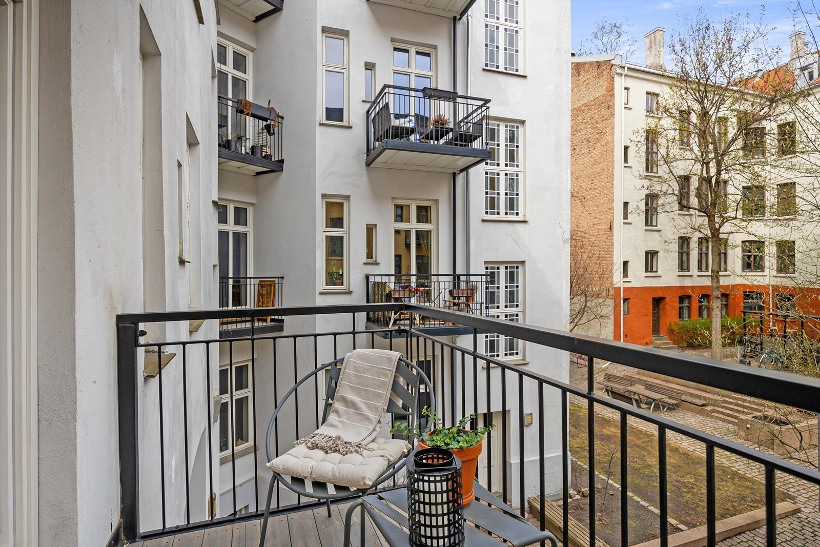 Balkongen ligger ut mot en trivelig bakgård. Plass til utemøblement og evt. grill (gass eller elektrisk). Galleribilde