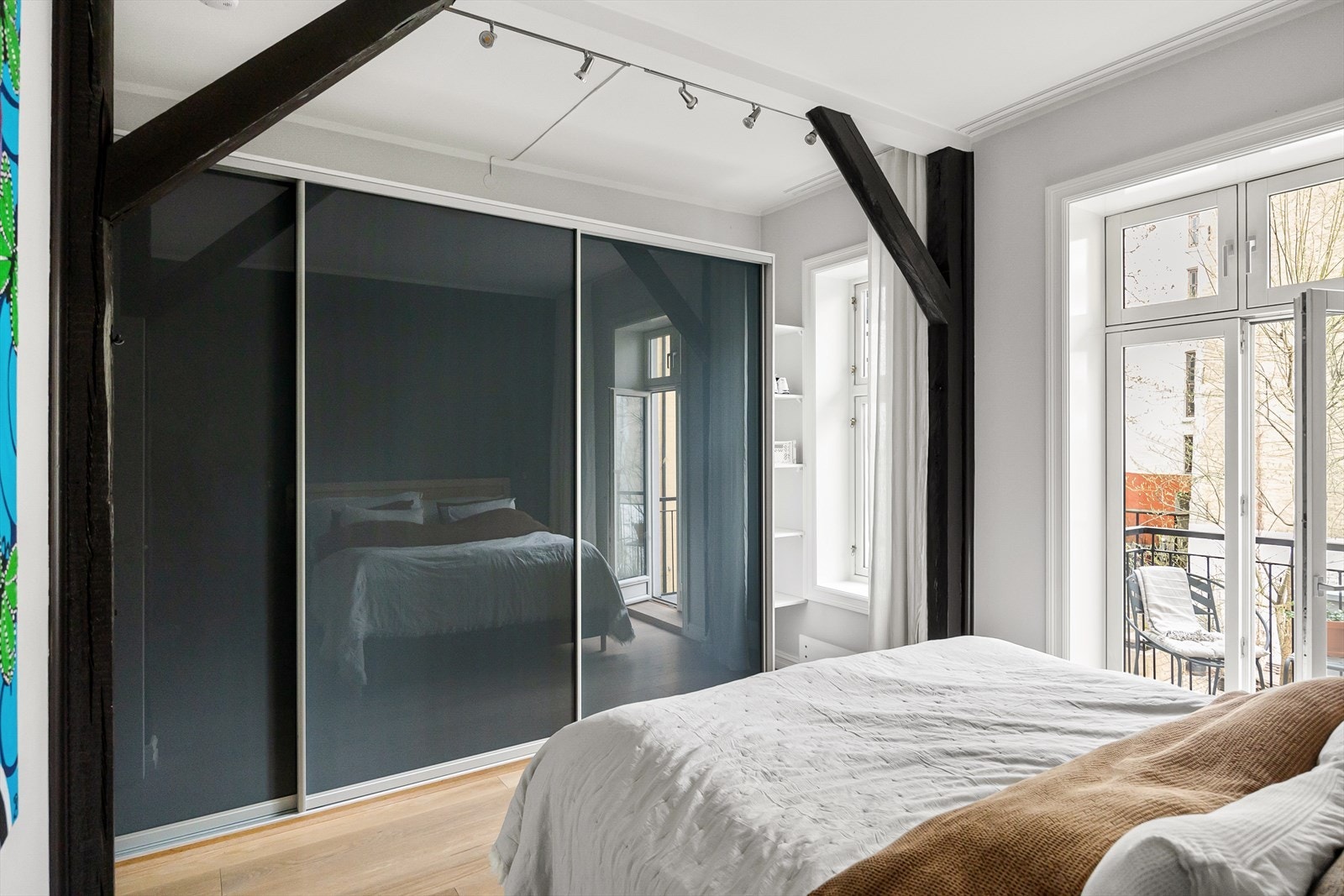 Romslig skyvedørsgarderobe på hovedsoverommet. Galleribilde