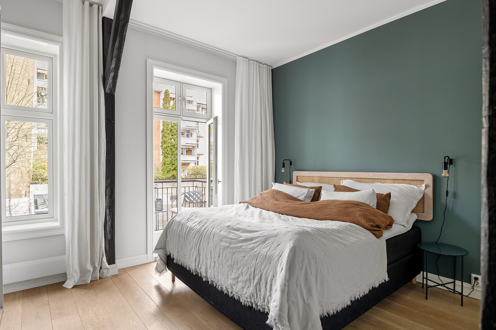 Stort hovedsoverom med plass til dobbeltseng og utgang til balkong. Galleribilde