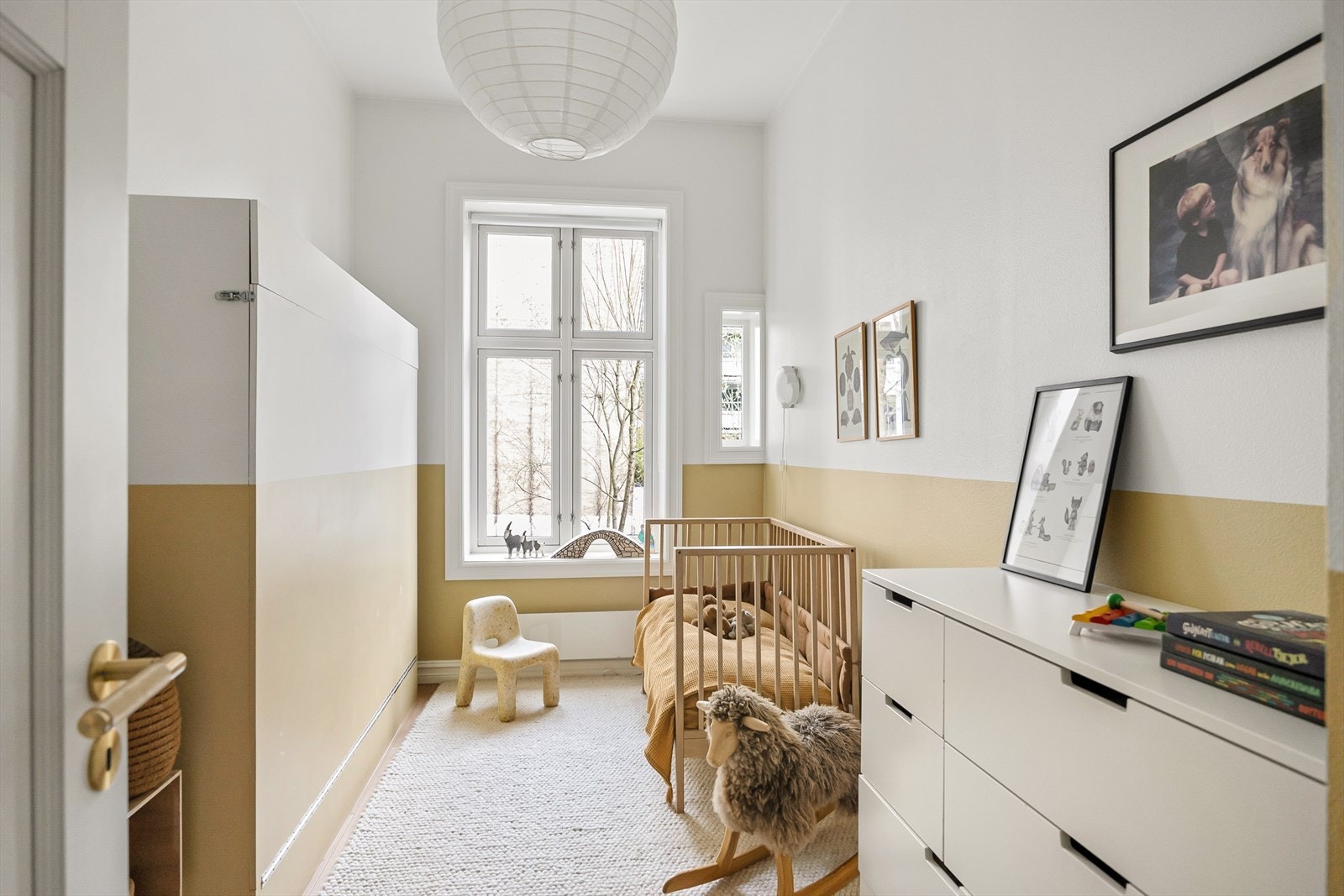 Soverom 2. God størrelse med plass til dobbeltseng og garderobe. Galleribilde