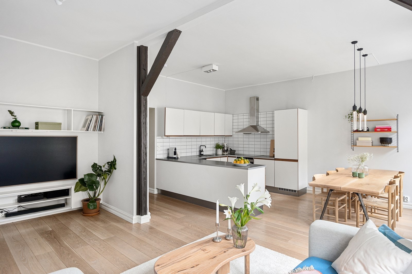 Pent heltre eikegulv og lyse overflater. Galleribilde