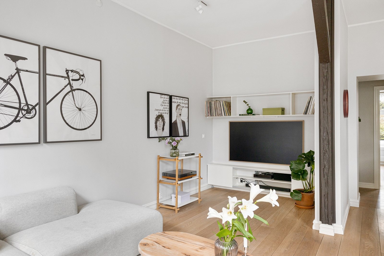 Trivelig stue med plass til sofagruppe. Galleribilde