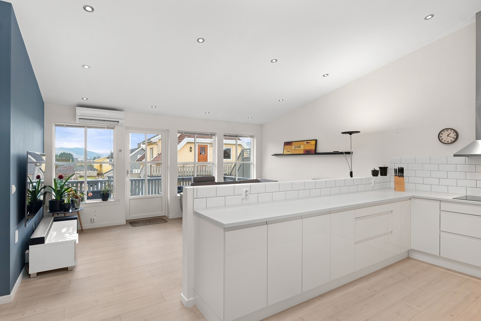 Store vindusflater som slipper inn mye lys i leiligheten Galleribilde