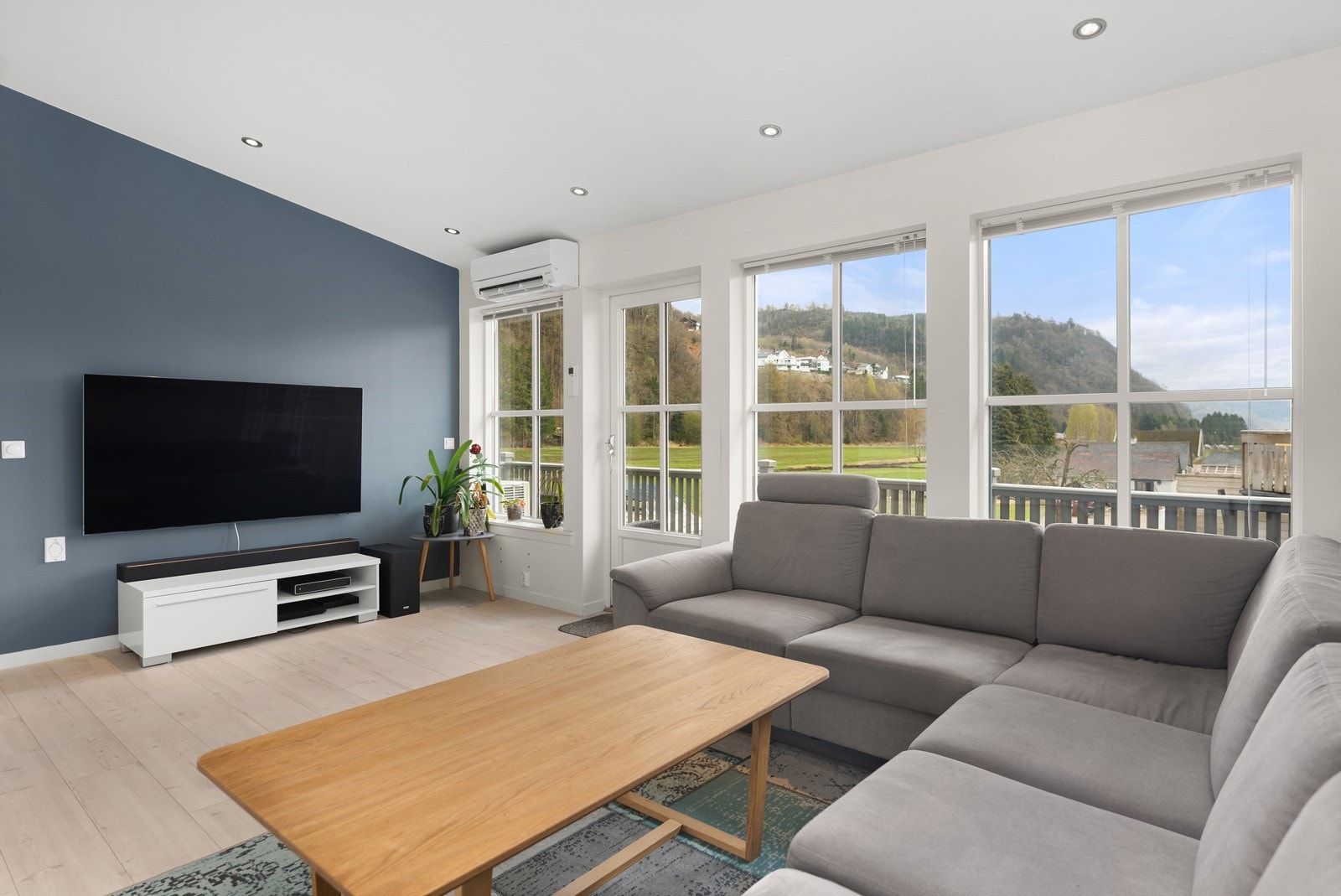 Stue med utgang til veranda Galleribilde