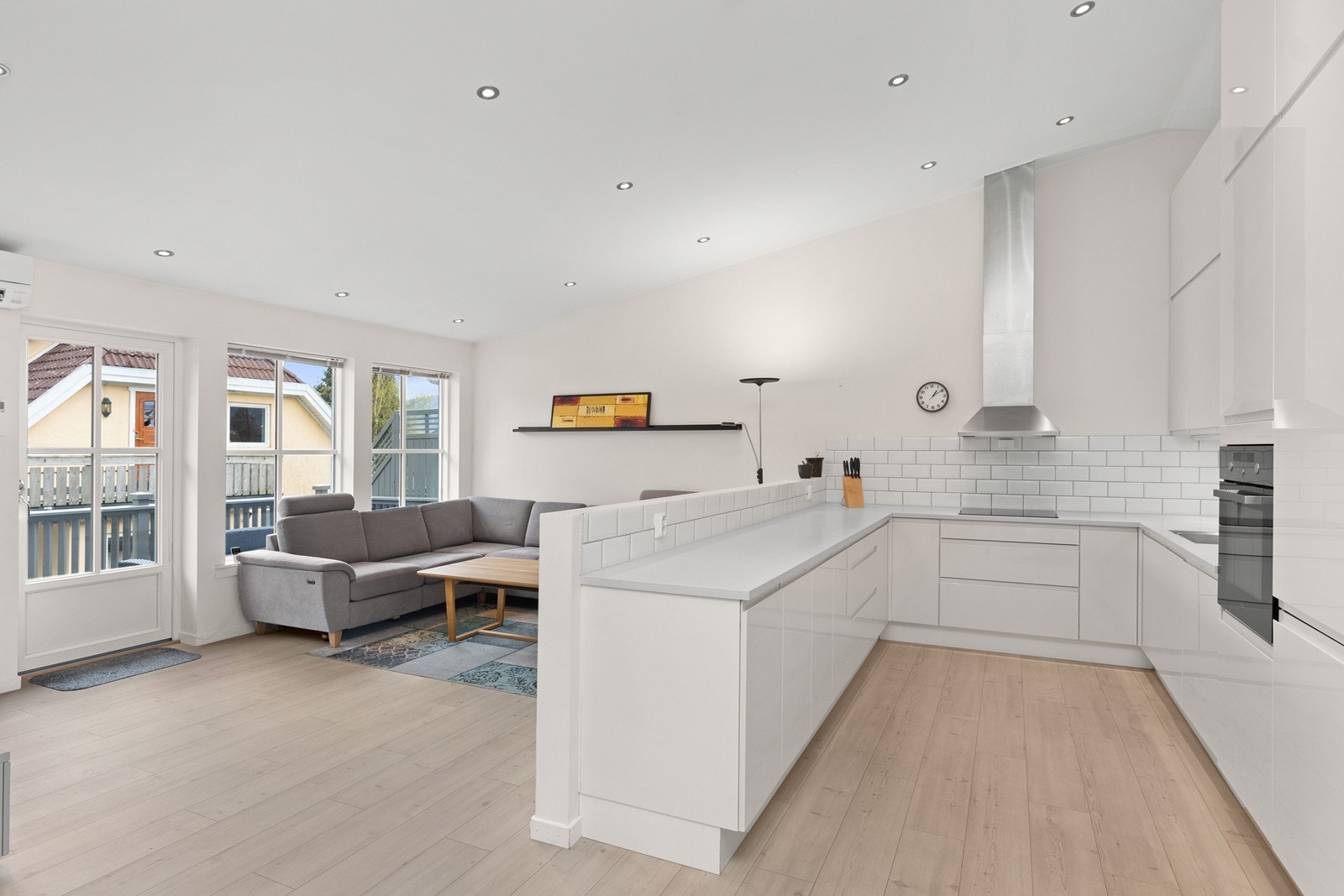 Åpen og sosial planløsning mellom kjøkken og stue Galleribilde