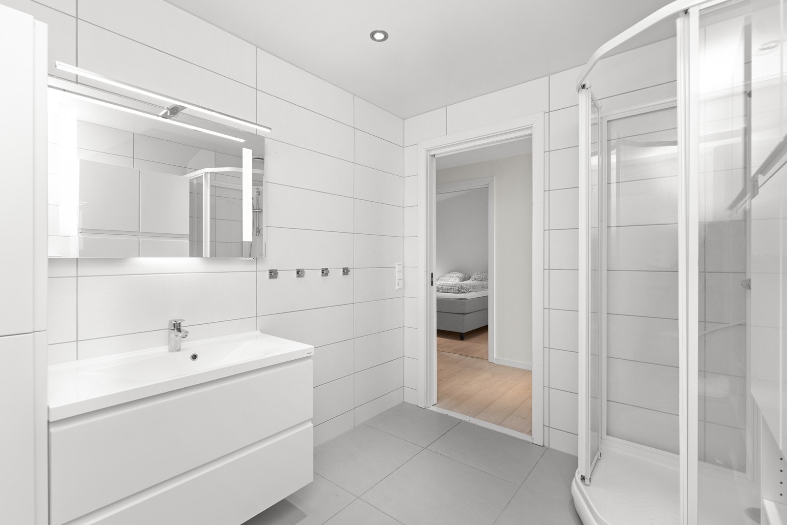 Bad med servant, wc og dusjkabinett Galleribilde