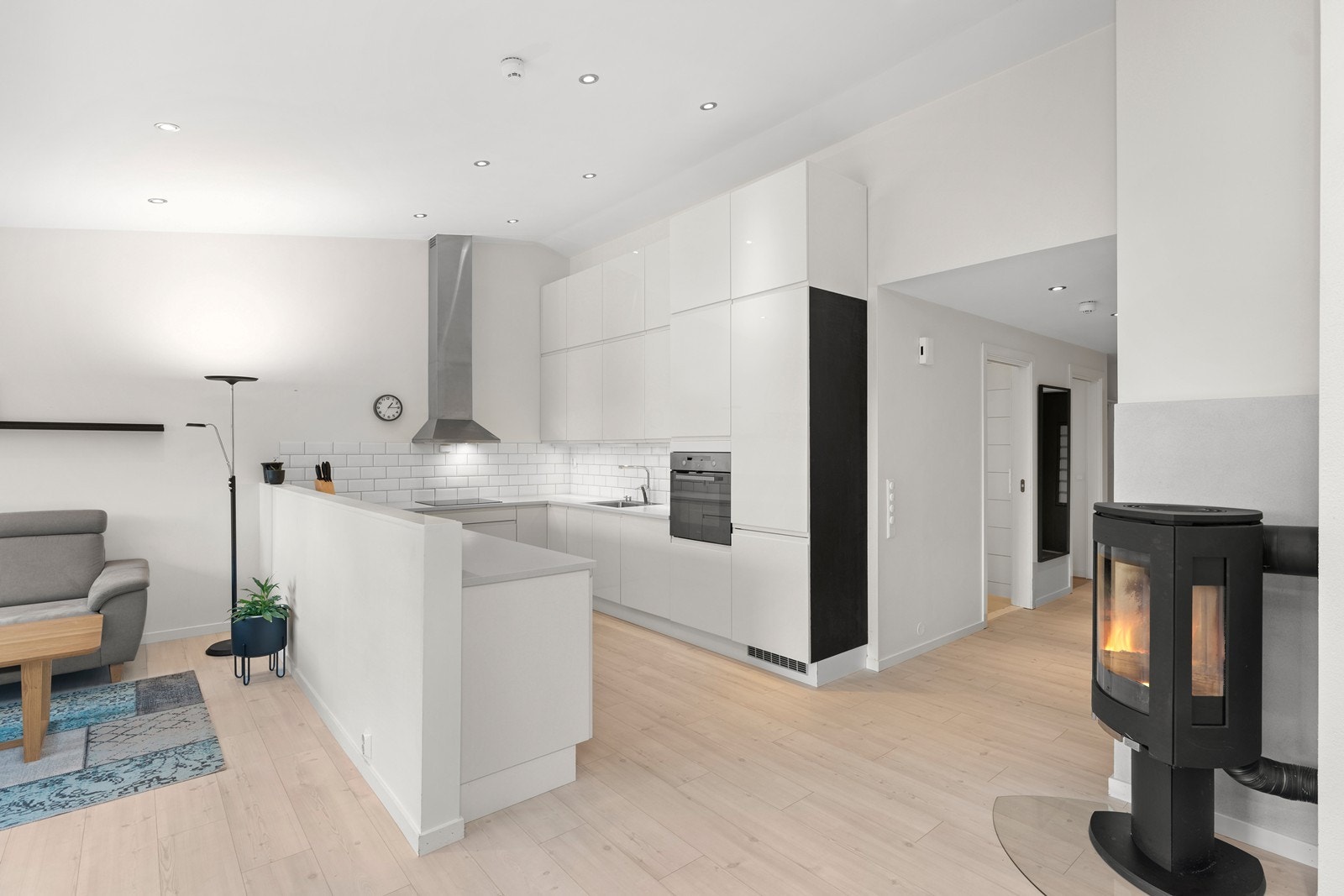 Åpen og sosial planløsning mellom kjøkken og stue Galleribilde