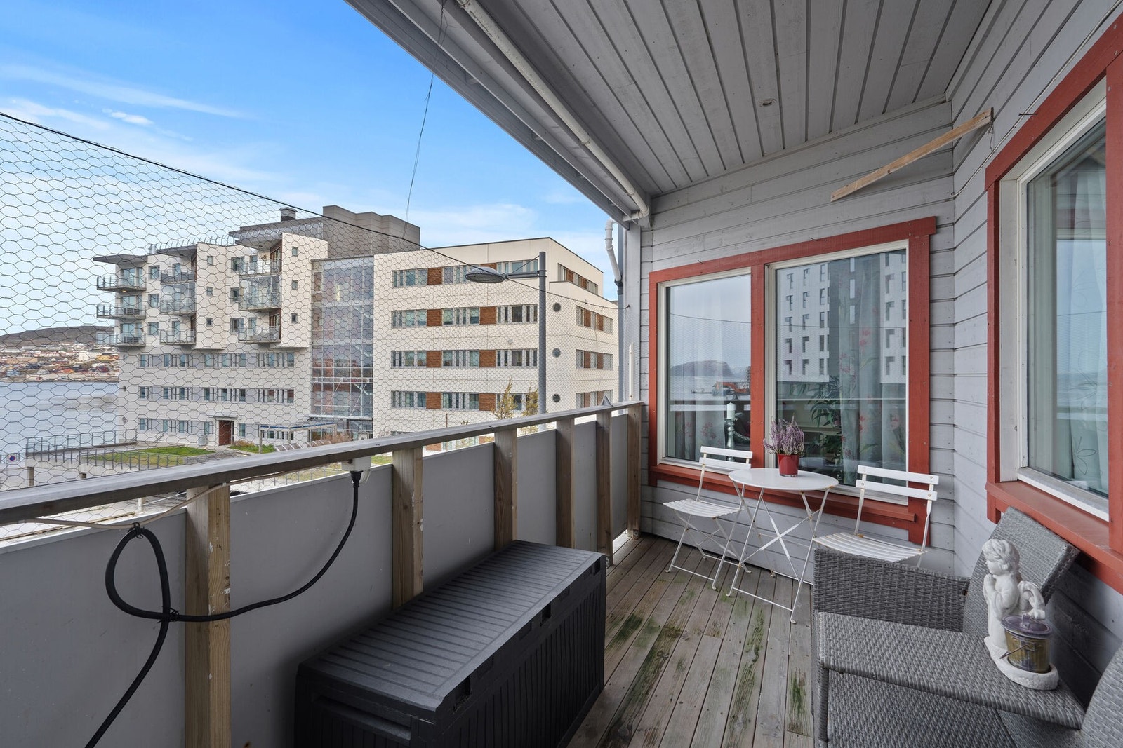 Lun balkong med overbygd tak. Netting er tatt bort. Galleribilde