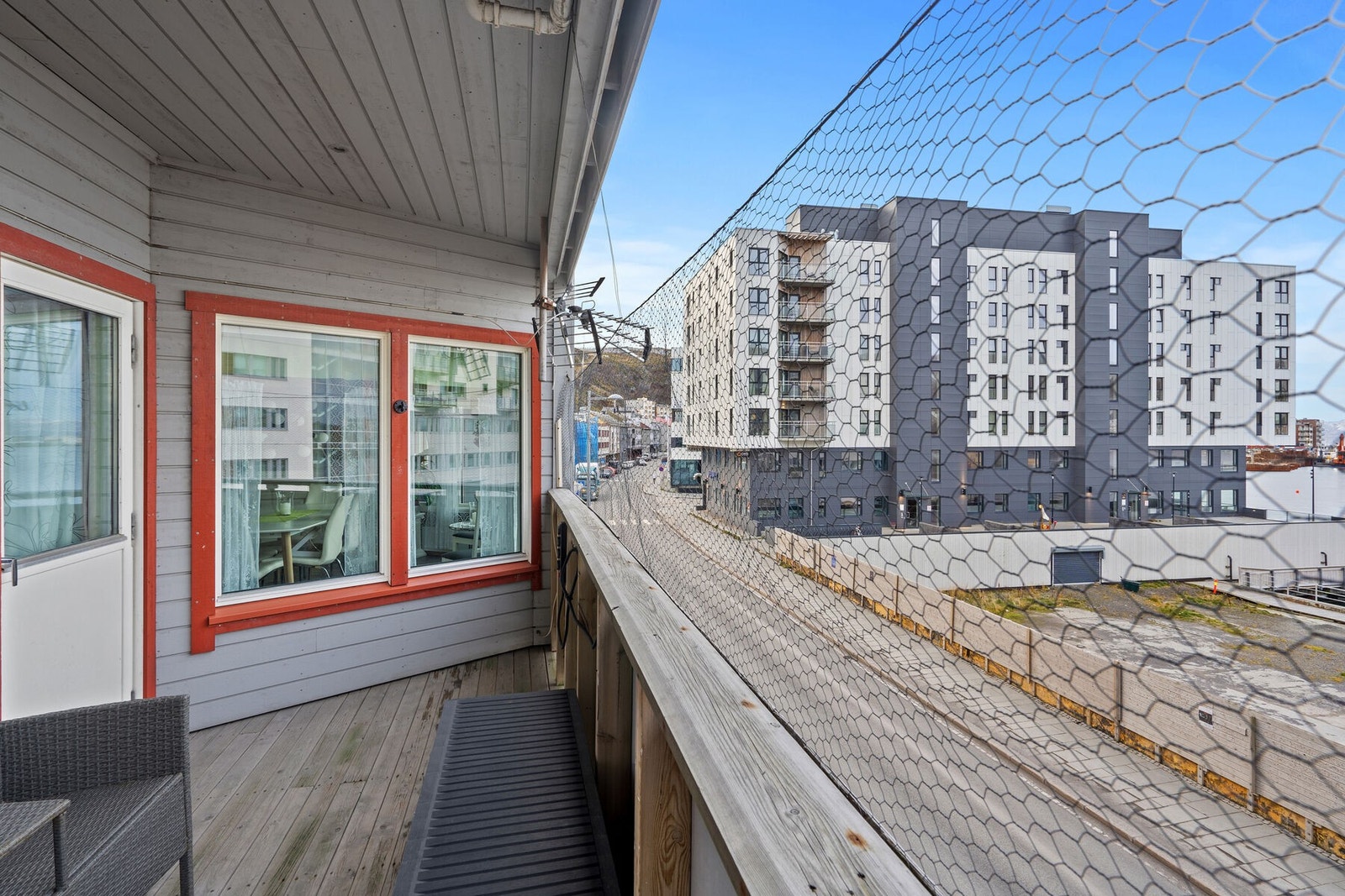 Utsiktsrik balkong. Netting er tatt bort. Galleribilde
