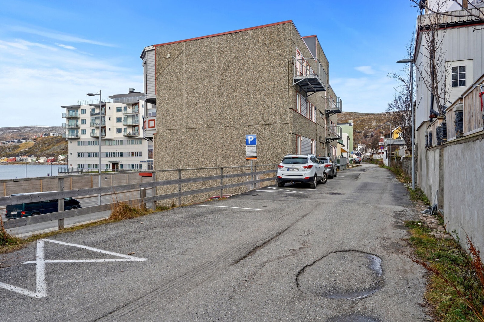 Inngangspartiet er på baksiden av blokka. Galleribilde