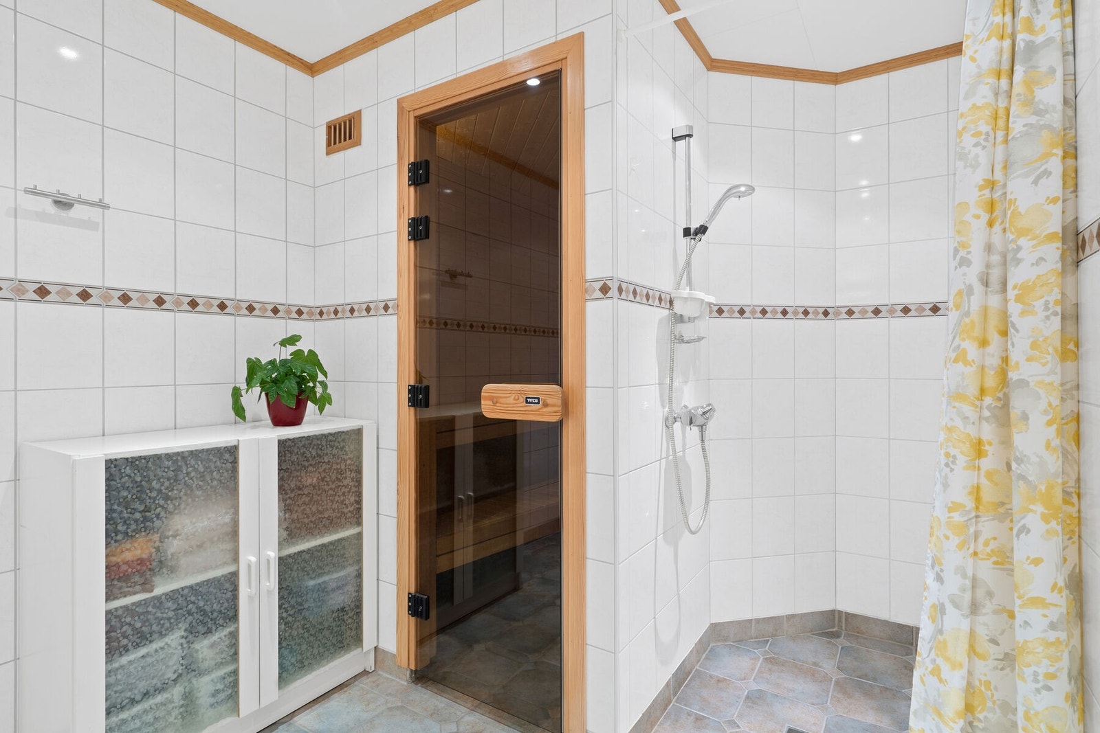 Boligen har badstue med tilgang via badet. Galleribilde