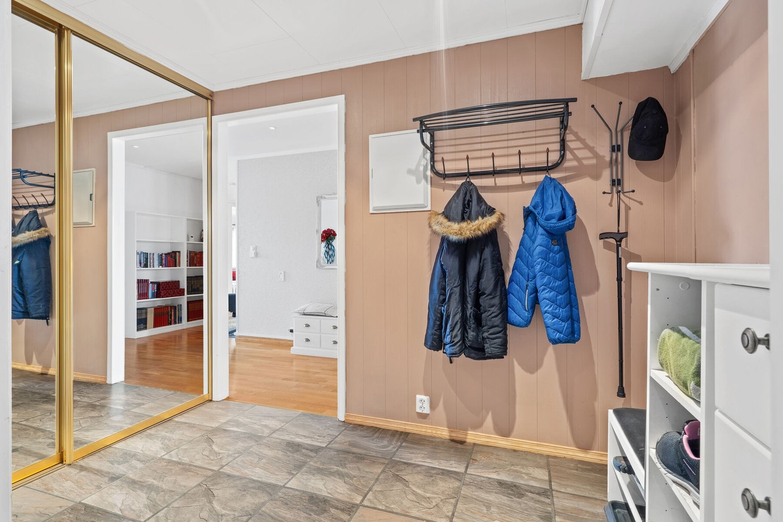 Velholdt entre med skyvedørsgarderobe - velkommen inn! Galleribilde